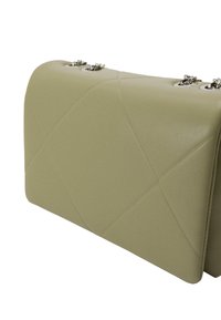 Strukturovaná kabelka z měkké, olivově zelené umělé kůže s prošívaným designem, s kovovými detaily a horním uzávěrem se řetězy.