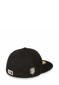 Cappellino nero aderente con visiera piatta. Presenta un ricamo a forma di dollaro sul lato e una patch con logo sul retro. Realizzato in tessuto durevole.