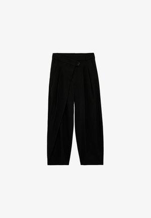 Pantalones negros de talle alto y pierna ancha con pliegues delanteros, bolsillos laterales, presillas para cinturón y detalle de cinturilla superpuesta con botón.