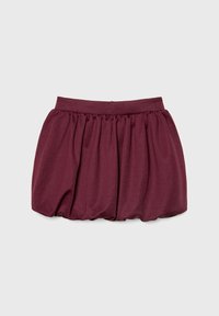 Bordeauxfärgad ballongkjol med samlad midja och puffig silhuett, uppvisad liggande på en ljus bakgrund.