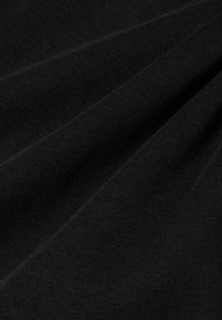 Tessuto di cotone nero con una texture liscia, caratterizzato da una leggera lucentezza. Il materiale presenta una fine trama e una leggera elasticità.