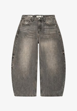 Széles szárú, fekete, kopott hatású farmer rövidnadrág öt zsebbel és gombos záródással, apró "project blue" logóval az első zseben.