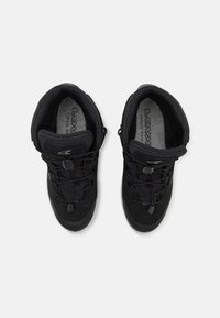 Scarpe da escursionismo nere con parte superiore in suede e mesh, dotate di una superficie texture, sistema di lacci e design con supporto alto alla caviglia.