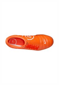 Chaussure de football orange avec une tige synthétique lisse, présentant un logo blanc et des numéros, un bout rond et un système de laçage texturé.