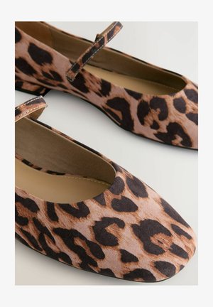 Ballet flats kuosis leopardikuosi, pehmeä kangaspinta, pyöreä kärki ja pieni hihan. Väripaletti sisältää ruskean ja mustan sävyjä.