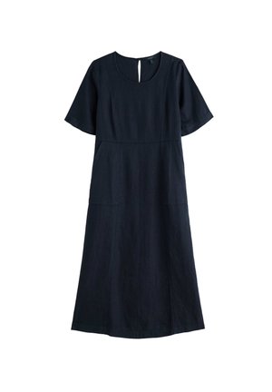 Vestido negro hasta la rodilla con mangas cortas, escote redondo y detalles sutiles de costuras, con un pequeño cierre con botón y abertura en la parte trasera.