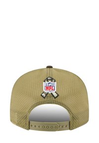 Olivgrüne Baseballmütze mit Netzdesign, verstellbarem Riemen und einem gestickten NFL-Logo mit einem Bändchen auf der Rückseite.