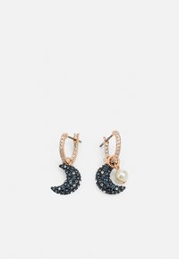 Des boucles d'oreilles créoles en or rose comportent des pierres précieuses bleu foncé en forme de croissant de lune, accentuées par une perle blanche. Détails ornés de pierres claires scintillantes.