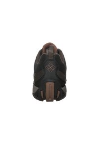 Zapato de senderismo negro y marrón con parte superior de tela texturada, talón reforzado y suela de goma. Presenta un logo en el talón y un diseño robusto.