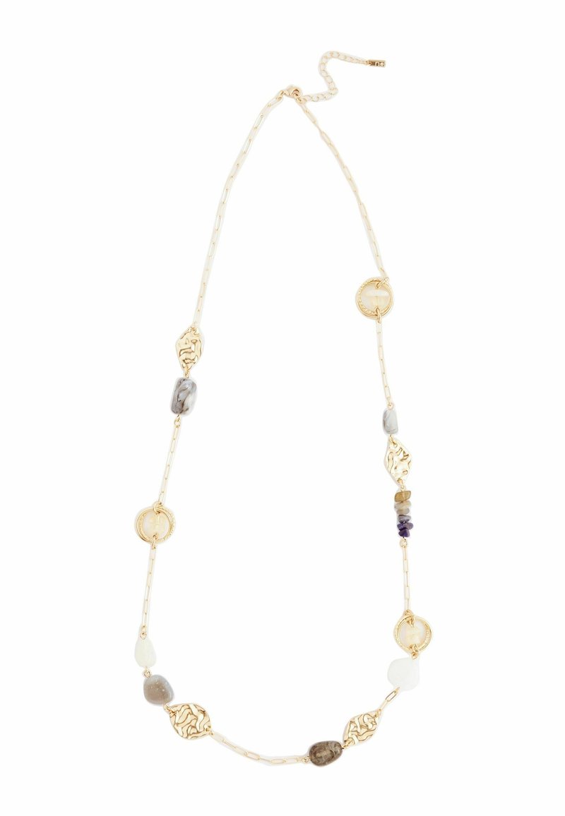 Long collier chaîne en or avec des formes irrégulières en or, des maillons circulaires, et des perles de pierre mélangées grises, blanches et violettes espacées uniformément.