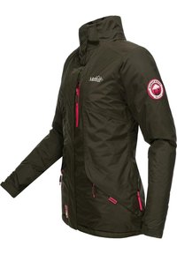 Mörkgrön vattentät jacka med rosa dragkedjor och logotyp. Har en hög krage och långa ärmar med justerbara manschetter. Sidosfickor ingår.