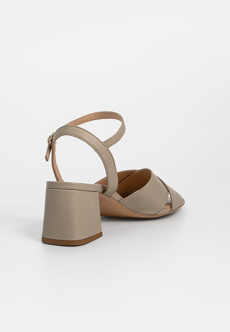 Beige Leder-Absatzsandalen mit offenem Zehdesign, breiten überkreuzten Riemen, einem runden Blockabsatz und einem Knöchelriemen mit einer Schnalle.