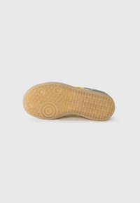 adidas Originals SAMBA MESSI UNISEX - Indoor football boots - core black/gold-coloured/gum