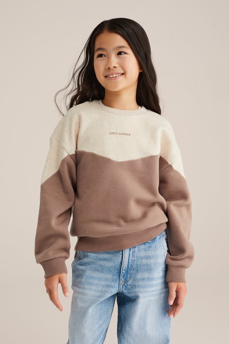 Hnedý a krémový veľkoryso strihaný sveter s vyšívaným nápisom "LOVE ALWAYS" na hrudi; mäkká, textúrovaná látka; voľný strih a rebrované manžety.