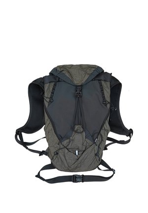 Donkergroene en zwarte lichtgewicht rugzak met gewatteerde meshbanden, verstelbare gespen en zichtbare stiksels. Heeft een capuchonachtig bovenontwerp.