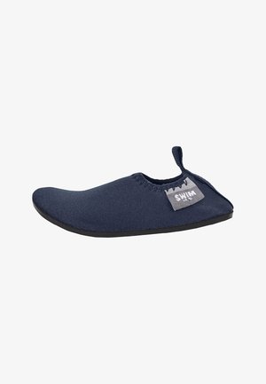 Chaussure d'eau bleu marine avec semelle noire, modèle sans lacets et languette en tissu au talon, avec une étiquette blanche "SWIM" sur le côté.