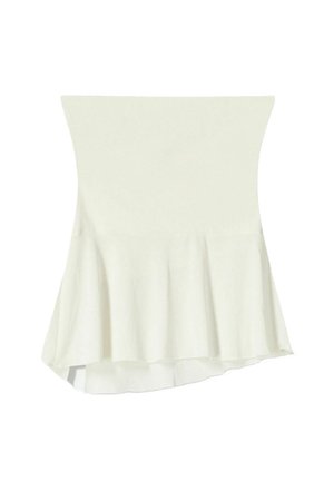 Weiße Peplum-Bluse aus weichem Stoff, mit tailliertem Oberteil und ausgestelltem Saum. Glatte Textur mit minimalen Details.