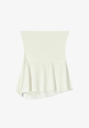 Weiße Peplum-Bluse aus weichem Stoff, mit tailliertem Oberteil und ausgestelltem Saum. Glatte Textur mit minimalen Details.