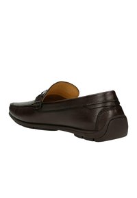 Braune Lederloafer mit abgerundetem Zehenbereich, Slip-On-Design, strukturiertem Obermaterial und flexibler Gummisohle. Verfügt über dezente Stichdetails.