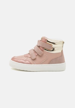 Zapatillas altas rosas con acabado de ante y metálico, que cuentan con tres correas de Velcro y una suela blanca texturizada.