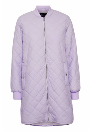 Padded bomber bunda v levandulové barvě s diamantovým prošíváním, zipovým zapínáním, bočními kapsami a žebrovanými manžetami. Hladká, lehká tkanina.