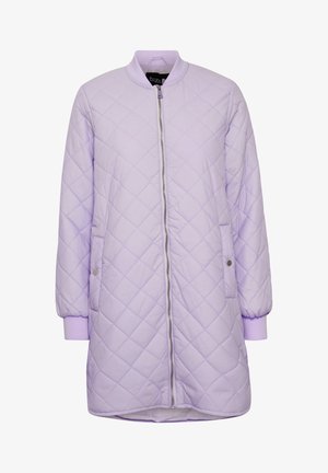 Pildīta lavandas krāsas bomber jakas ar dimanta piešuvuma rakstu, ar rāvējslēdzēja aizdari, sānu kabatām un ribotiem piedurknēm. Gluda, viegla auduma struktūra.