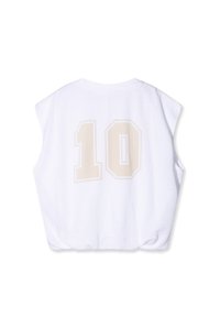 Top blanco sin mangas con textura acanalada y un gran "10" beige impreso en la parte posterior, realzando su estética deportiva.