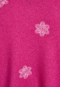 Rosa gestrickter Stoff mit leichten rosa gestickten Blumen, die über die Oberfläche verteilt sind, zeigt eine weiche Textur und lebendige Farben.