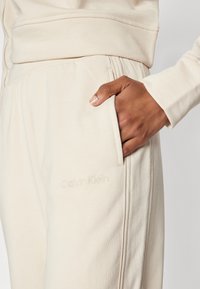 Calvin Klein Underwear FRENCH TERRY LOGOPANTS - Spodnji del pižame - sandshell