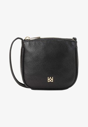 Borsa a tracolla nera in pelle con una superficie texturizzata, zip dorata e accento del logo. Forma compatta e arrotondata con tracolla removibile.