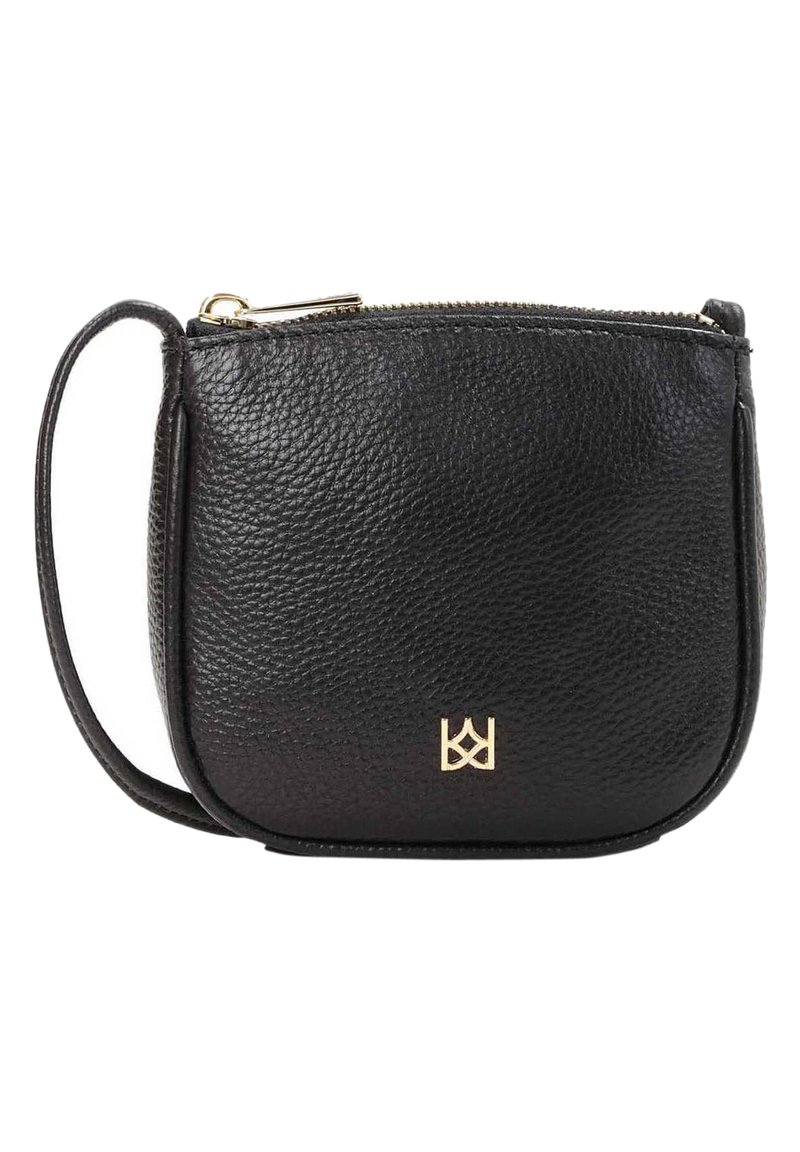 Černá kožená crossbody taška s texturovaným povrchem, zlatým zipem a akcentem loga. Kompaktní, zaoblený tvar s odnímatelným popruhem.