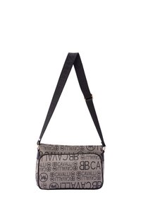 Borsa a tracolla grigia con texture, caratterizzata da un motivo a logo ripetuto in nero. Cinghia nera regolabile con marchio e dettagli metallici dorati.