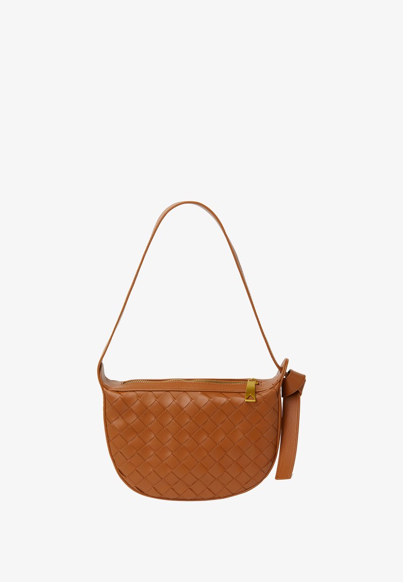 Vævet lædertaske i tan, halvmåneformet. Har en lynlåslukning og en enkelt skulderrem. Detaljer i guld tone.