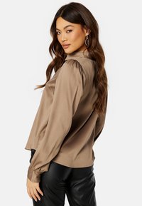 Bubbleroom REGULAR PUFF SLEEVE SATIN SHIRT - Košilová halenka  - brown