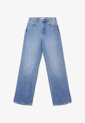 Jeans a gamba larga color azzurro chiaro in denim; presenta cinque tasche, chiusura con bottone e dettagli cuciti lungo la vita e l'orlo.