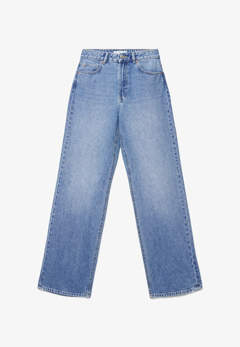 Jeans a gamba larga color azzurro chiaro in denim; presenta cinque tasche, chiusura con bottone e dettagli cuciti lungo la vita e l'orlo.