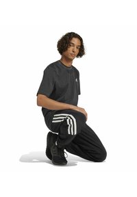 adidas Sportswear FUTURE ICONS - Spodnji deli trenirk - schwarz