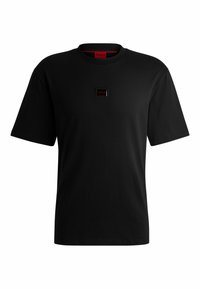 T-shirt en coton noir à manches courtes, col rond, avec un petit logo rectangulaire noir en relief avec des accents rouges sur le devant.