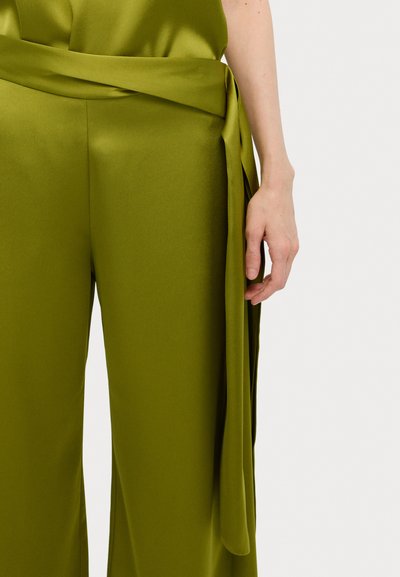 Satin, olivengrønne bukser med vidde, et indviklet design og sidesnor detaljer. Glat tekstur, løst fit og minimal synlig søm.