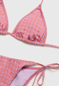 Roza in oranžna karirana bikini z naramnicami v obliki trikotnika in nastavljivimi vezmi. Material izgleda mehak z gladko teksturo.