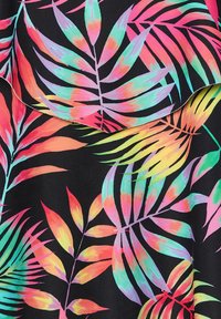 Tissu multicolore présentant des motifs de feuilles de palmier surdimensionnés et éclatants en rose, vert et bleu sur un fond noir avec une texture lisse.