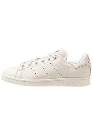 Off-white Leder Adidas Stan Smith Sneaker mit perforierten Streifen, Schnürverschluss und Logo an Ferse und Sohle.