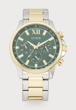 Montre chronographe avec un cadran vert, accents dorés, bracelet en acier inoxydable argent et or, et trois sous-cadrans pour des fonctions supplémentaires de temps.