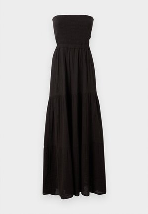 Zwarte strapless maxi-jurk van getextureerde stof, met een smock-bodice en gelaagde roksecties, die een vloeiende silhouet biedt.