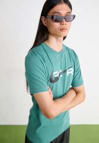 Nike Sportswear AIR GRAPHIC TEE - Marškinėliai su spaudiniu - bicoastal