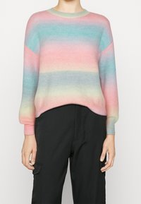 Pull rayé pastel avec des dégradés de rose, bleu et jaune. Fabriqué en matière douce avec un col rond et des manches longues.
