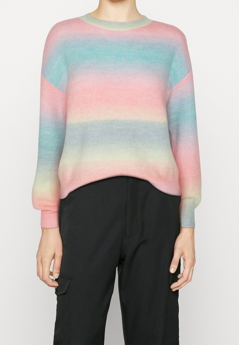 Pull rayé pastel avec des dégradés de rose, bleu et jaune. Fabriqué en matière douce avec un col rond et des manches longues.