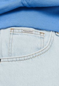 Pegador DAULE BAGGY WORKWEAR - Vrečaste kavbojke - sand washed blue