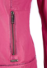 Close-up van een roze leren jas met een verticale metalen ritszak en gedetailleerde stiksels op de stof.