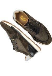 Bruine suède sneakers met mesh-panelen, zwarte accenten en beige zolen. Voorzien van een gewatteerde kraag, vetersluiting en een logo.